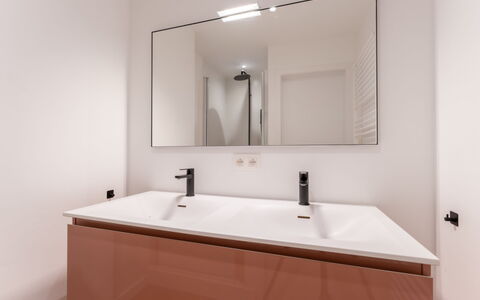 Wanderlust Belgium with Parking: Lavabo, Luminaire Plomberie, Design Intérieur, Armoire De Toilette, Évier, Salle De Bains, Plomberie, Robinet, Sol, Miroir