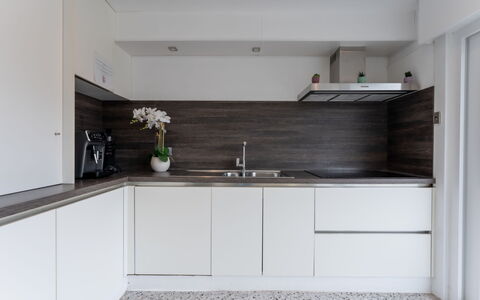 Wanderlust Belgium with Parking: Cuisine, Comptoir, Cabinetry, Design Intérieur, Sol, Bois, Appareil De Cuisine, Domicile, Sol, Luminaire Plomberie