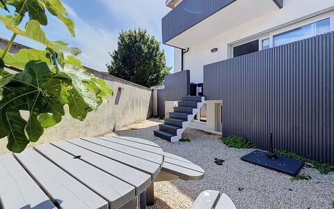 Wanderlust Belgium with Parking: Composite, Ombre, Jardin, Béton, Aménagement Paysager, Arrière-Cour, Cour, Balcon, Cour, Accueil Escrime