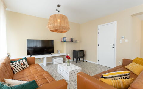 Wanderlust Belgium with Parking: Meubles, Design Intérieur, Sol, Sol, Canapé, Mur, Bois, Pièce, Salon, Plafond