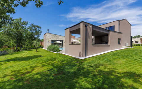 La Mari: Architecture, Domicile, Façade, Zone Résidentielle, Maison, Toit, Biens, Jardin, Aménagement Paysager, Chalet