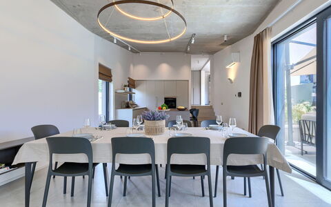 La Mari: Meubles, Design Intérieur, Chaise, Plafond, Table, Table Cuisine Et Salle A Manger, Luminaire, Sol, Salle À Manger, Éclairage