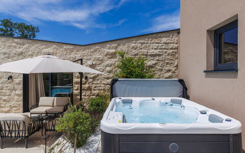 La Mari: Luminaire Plomberie, Baignoire, Meubles, Piscine, Recours, Mobilier De Jardin, Jacuzzi, Chaise, Plante D'Appartement