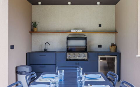 La Mari: Cuisine, Design Intérieur, Meubles, Comptoir, Appareil De Cuisine, Bois, Sol, Cabinetry, Éclairage, Cuisinière