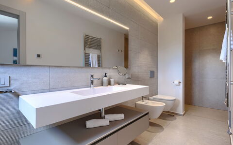 La Mari: Salle De Bains, Luminaire Plomberie, Sol, Lavabo, Design Intérieur, Évier, Miroir, Sol, Robinet, Plafond
