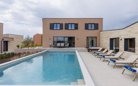 Sola: Recours, Piscine, Hôtel, Ville Resort, Station Balnéaire, Hacienda, Thermes, Tropiques, Villa