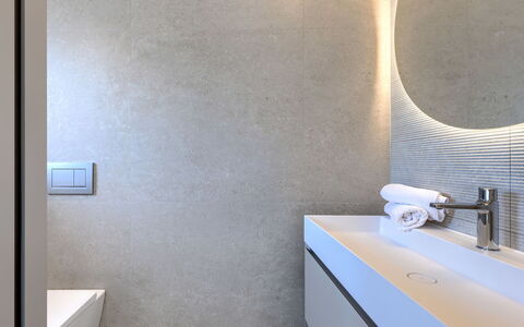 Sola: Mur, Sol, Luminaire Plomberie, Design Intérieur, Sol, Salle De Bains, Plafond, Plomberie, Miroir, Robinet