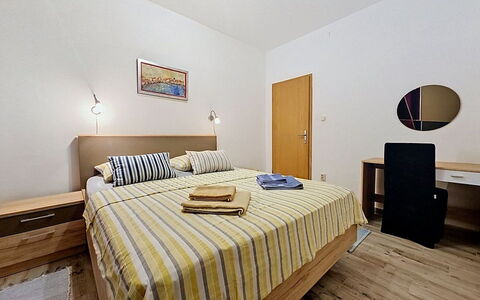 Lino: Lit, Chambre, Design Intérieur, Drap De Lit, Meubles, Literie, Bois, Pièce, Sol, Sol