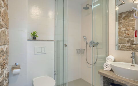 Villa Majestic: Salle De Bains, Lavabo, Luminaire Plomberie, Design Intérieur, Évier, Sol, Sol, Robinet, Toilette, Miroir