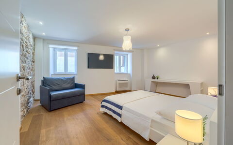 Villa Majestic: Design Intérieur, Plafond, Sol, Bois, Sol, Meubles, Pièce, Éclairage, Lit, Chambre