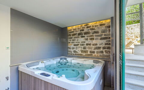 Villa Majestic: Luminaire Plomberie, Recours, Hôtel, Baignoire, Tuile, Eco Hôtel, Piscine, Plante D'Appartement
