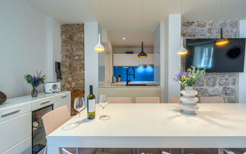 Villa Majestic: Meubles, Design Intérieur, Cuisine, Sol, Mur, Comptoir, Luminaire, Plafond, Bois, Sol