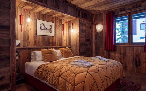 Chalet Genepy: Chambre, Bois, Design Intérieur, Lit, Drap De Lit, Literie, Plafond, Éclairage, Cadre De Lit, Sol