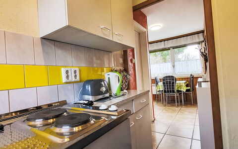 Bungalow am Grienericksee: Cuisine, Principaux Appliance, Comptoir, Appareil De Cuisine, Evier, Design Intérieur, Sol, Appartement, Sol, Cuisinière