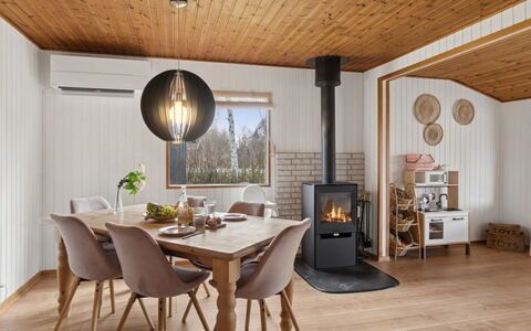 Ansberga - 3.2Km to the Fjord: Meubles, Sol, Design Intérieur, Bois, Sol, Parquet, Plafond, Éclairage, Salon, Domicile