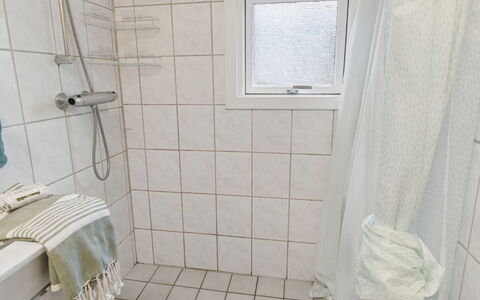 Ansberga - 3.2Km to the Fjord: Sol, Sol, Luminaire Plomberie, Salle De Bains, Design Intérieur, Tuile, Plomberie, Toilette, Douche, Pièce