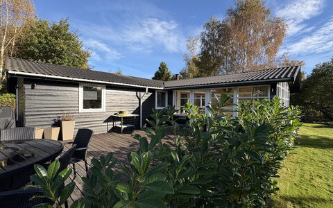 Ansberga - 3.2Km to the Fjord: Herbe, Bâtiment, Maison, Toit, Domicile, Zone Résidentielle, Arbuste, Chalet, Siding