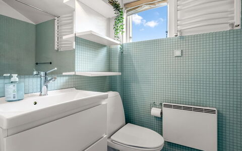 Björk - 10M from the Sea: Mur, Design Intérieur, Salle De Bains, Sol, Luminaire Plomberie, Toilette, Siège De Toilette, Sol, Évier, Tuile