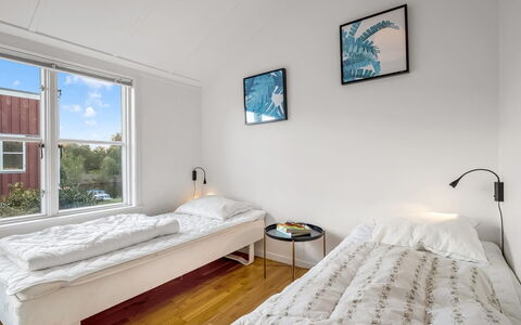 Björk - 10M from the Sea: Chambre, Lit, Drap De Lit, Plafond, Sol, Literie, Cadre De Lit, Parquet, Oreiller, Linge