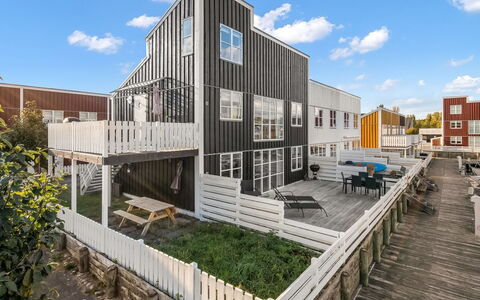 Björk - 10M from the Sea: Bois, Design Urbain, Composite, Appartement, Siding, Conception, Planche, Dur, Balcon
