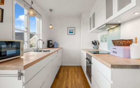 Björk - 10M from the Sea: Comptoir, Cuisine, Cabinetry, Sol, Design Intérieur, Meubles, Sol, Appareil De Cuisine, Bois, Principaux Appliance