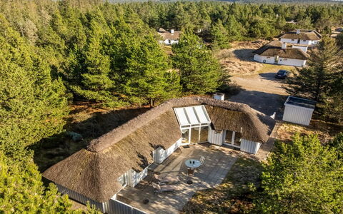 Udder - 1.3Km from the Sea: Meubles, Design Intérieur, Bois, Plafond, Sol, Sol, Parquet, Table Cuisine Et Salle A Manger, Table, Luminaire
