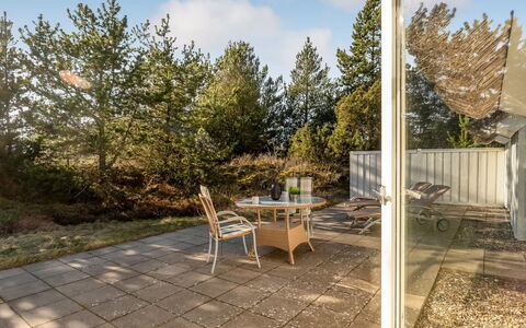Udder - 1.3Km from the Sea: Meubles, Design Intérieur, Bois, Plafond, Sol, Sol, Parquet, Table Cuisine Et Salle A Manger, Table, Luminaire