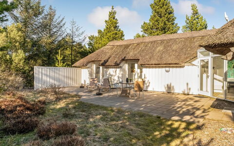 Udder - 1.3Km from the Sea: Meubles, Design Intérieur, Bois, Plafond, Sol, Sol, Parquet, Table Cuisine Et Salle A Manger, Table, Luminaire