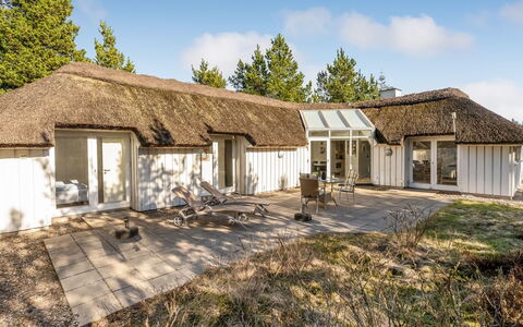 Udder - 1.3Km from the Sea: Meubles, Design Intérieur, Bois, Plafond, Sol, Sol, Parquet, Table Cuisine Et Salle A Manger, Table, Luminaire