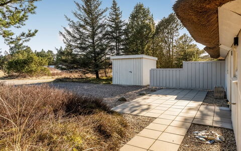 Udder - 1.3Km from the Sea: Meubles, Design Intérieur, Bois, Plafond, Sol, Sol, Parquet, Table Cuisine Et Salle A Manger, Table, Luminaire