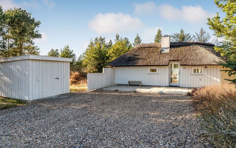 Udder - 1.3Km from the Sea: Meubles, Design Intérieur, Bois, Plafond, Sol, Sol, Parquet, Table Cuisine Et Salle A Manger, Table, Luminaire
