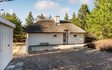 Udder - 1.3Km from the Sea: Meubles, Design Intérieur, Bois, Plafond, Sol, Sol, Parquet, Table Cuisine Et Salle A Manger, Table, Luminaire