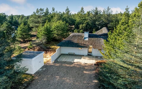 Udder - 1.3Km from the Sea: Meubles, Design Intérieur, Bois, Plafond, Sol, Sol, Parquet, Table Cuisine Et Salle A Manger, Table, Luminaire