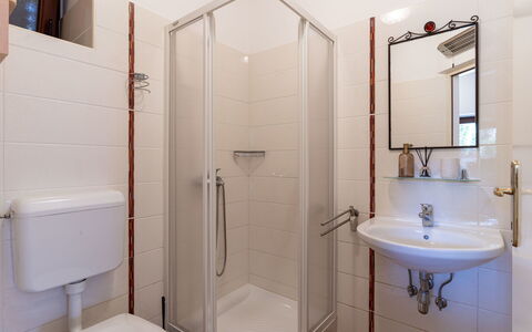 Lovran 325: Lavabo, Luminaire Plomberie, Sol, Salle De Bains, Design Intérieur, Sol, Évier, Pièce, Robinet, Plomberie
