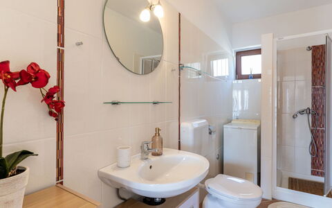 Orbani: Lavabo, Salle De Bains, Luminaire Plomberie, Design Intérieur, Évier, Sol, Miroir, Sol, Robinet, Armoire De Toilette