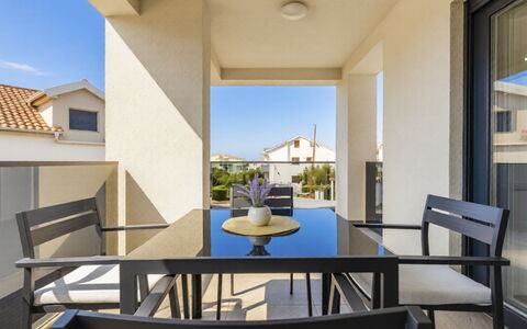 Petra: Domicile, Appartement, Ombre, Chaise, Balcon, Biens, Villa, Mobilier De Jardin, Table Cuisine Et Salle A Manger, Cour