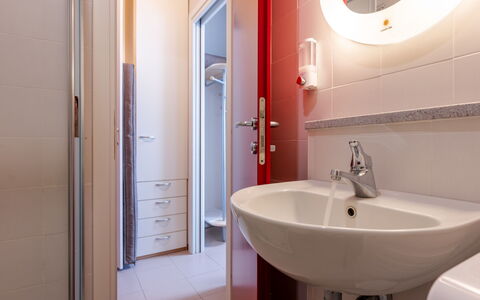 Alba 46: Lavabo, Luminaire Plomberie, Salle De Bains, Évier, Sol, Design Intérieur, Sol, Robinet, Plomberie, Pièce