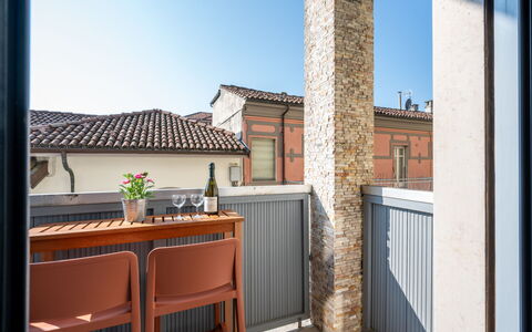 Alba 46: Domicile, Appartement, Tache De Bois, Balcon, Daylighting