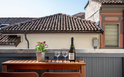 Alba 46: Ombre, Tache De Bois, Chaise, Structure En Plein Air, Balcon, Mobilier De Jardin, Plante D'Appartement