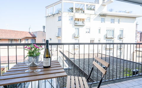 Alba 46: Design Intérieur, Appartement, Meubles, Composite, Balcon, Métal, Chaise, Le Fer, Balustrade, Mobilier De Jardin