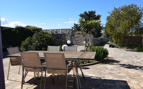 Villa Il Carato, Private Pool, Modica: Meubles, Mobilier De Jardin, Table, Chaise, Tableau De Plein Air, Ombre, Dalle, Jardin, Table Cuisine Et Salle A Manger, Pot De Fleur