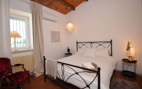 Villa Il Carato, Private Pool, Modica: Lit, Meubles, Chambre, Design Intérieur, Mur, Literie, Drap De Lit, Sol, Sol, Bois
