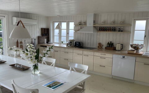 Har - 685M from the Sea: Meubles, Sol, Design Intérieur, Cuisine, Bois, Sol, Comptoir, Cabinetry, Plafond, Parquet