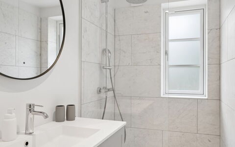 Har - 685M from the Sea: Salle De Bains, Luminaire Plomberie, Mur, Sol, Design Intérieur, Sol, Lavabo, Évier, Miroir, Robinet