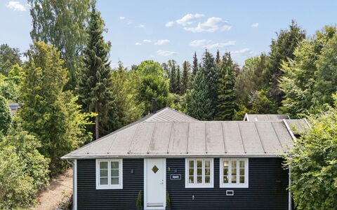 Har - 685M from the Sea: Bâtiment, Toit, Maison, Bois, Domicile, Chalet, Siding, Arbuste, Zone Résidentielle, Porte