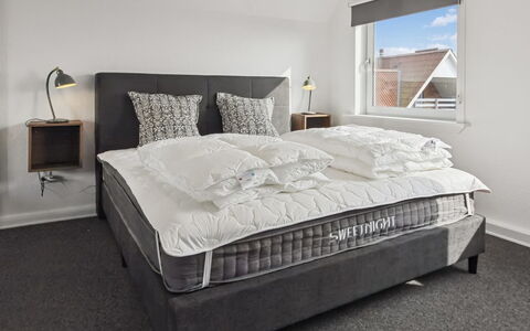 Milan - 20Km from the Sea: Chambre, Literie, Lit, Linge, Drap De Lit, Cadre De Lit, Oreiller, Matelas, Throw Pillow