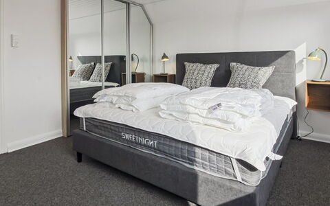Milan - 20Km from the Sea: Chambre, Lit, Literie, Drap De Lit, Linge, Cadre De Lit, Meubles, Oreiller, Matelas, Throw Pillow