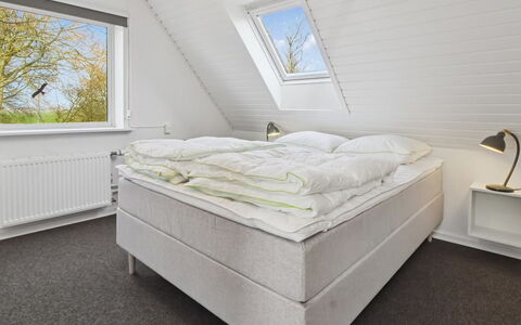 Milan - 20Km from the Sea: Chambre, Literie, Gelé, Lit, Linge, Cadre De Lit, Neige, Drap De Lit, Daylighting