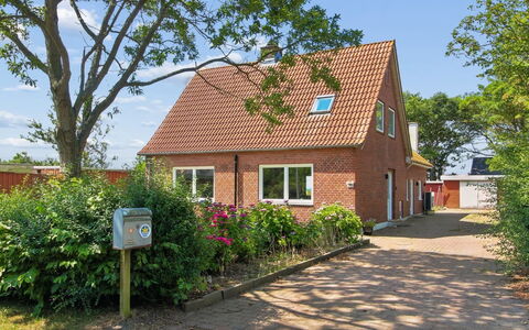 Milan - 20Km from the Sea: Toit, Maison, Domicile, Chalet, Porte, Siding, Biens, Pelouse, Cour, Porche