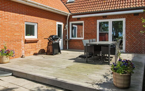 Milan - 20Km from the Sea: Toit, Maison, Domicile, Chalet, Porte, Siding, Biens, Pelouse, Cour, Porche